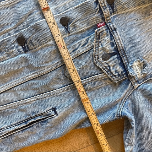 Levi's Distressed Light Blue Denim Jacket - Picture 4 of 9